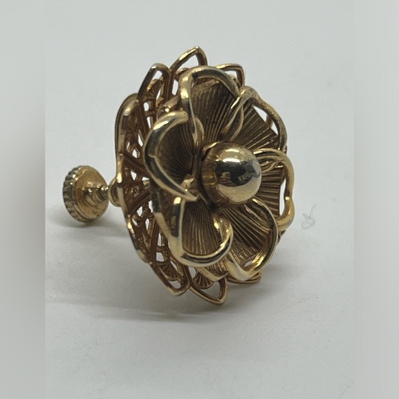 Vintage flower clip on earrings - Picture 4 of 4